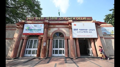 While artisans revive Gol Dak Khana brick by brick, the Civil Lines post office — among Delhi’s earliest — stands abandoned and collapsing. (Sanchit Khanna/HT) While artisans revive Gol Dak Khana brick by brick, the Civil Lines post office — among Delhi’s earliest — stands abandoned and collapsing. (Sanchit Khanna/HT)