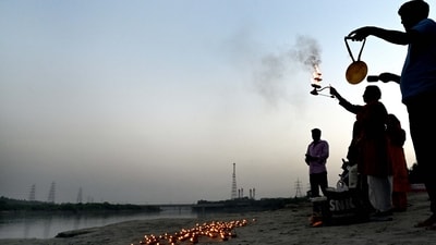 Gram it: The clear skies make way for inky blue hues during the evenings in the city of late. At dusk, people offer aarti on the bank of Yamuna river - at Chhath Ghat - near ITO. (Photo: Arvind Yadav/HT)
