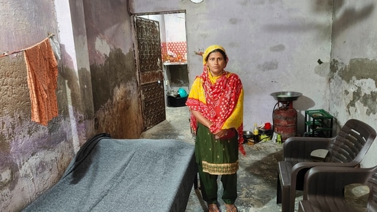 Soni, wife of sanitation worker Sher Singh stands in her residence in New Delhi.(Uzmi Ather/PTI)