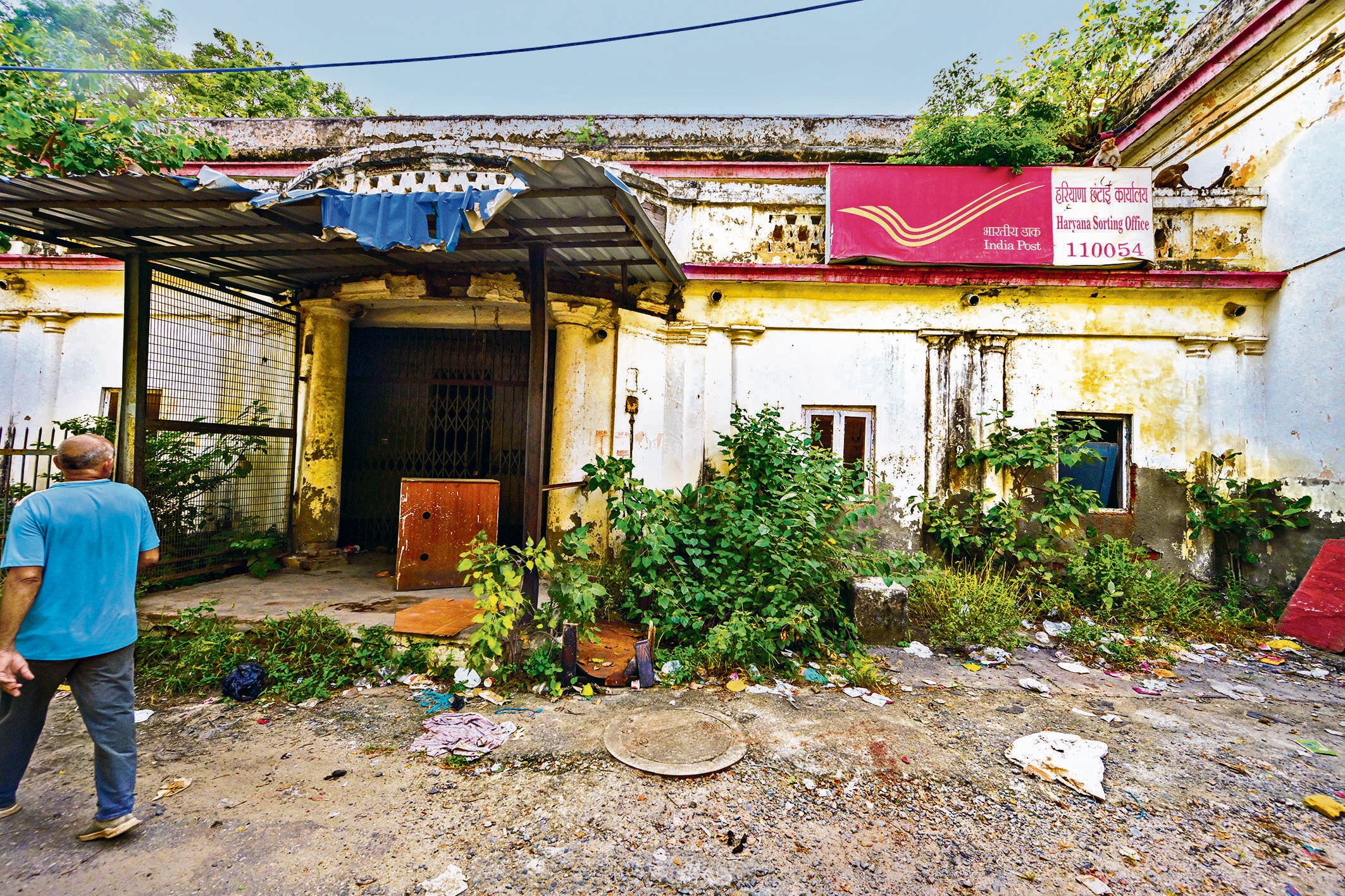 Built in the 1850s, the Civil Lines Post Office near Metcalfe House lies abandoned — roof collapsing, façade crumbling, and walls overtaken by weeds. (RAJ K RAJ /HT PHOTO) Built in the 1850s, the Civil Lines Post Office near Metcalfe House lies abandoned — roof collapsing, façade crumbling, and walls overtaken by weeds. (RAJ K RAJ /HT PHOTO)