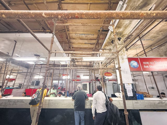 Even as mail sorting continues inside, Gol Dak Khana’s façade is wrapped in scaffolding as INTACH restores its colonial-era detailing. (Sanchit Khanna/HT Photo) Even as mail sorting continues inside, Gol Dak Khana’s façade is wrapped in scaffolding as INTACH restores its colonial-era detailing. (Sanchit Khanna/HT Photo)