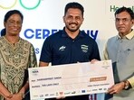 Sports minister Mansukh Mandaviya (R) presents a <span class='webrupee'>₹</span>10 lakh cheque to India hockey captain Harmanpreet Singh (C). IOA president PT Usha also present. (ANI)