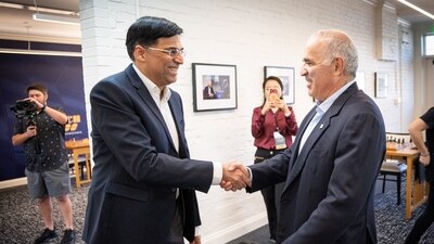 Viswanathan Anand greets Garry Kasparov. (X/Lennart Ootes) Viswanathan Anand greets Garry Kasparov. (X/Lennart Ootes)
