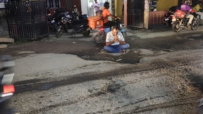 The silent demonstration by the Bengaluru man drew attention from commuters, sparking discussions on poor road conditions and demands for civic action. (Reddit) The silent demonstration by the Bengaluru man drew attention from commuters, sparking discussions on poor road conditions and demands for civic action. (Reddit)