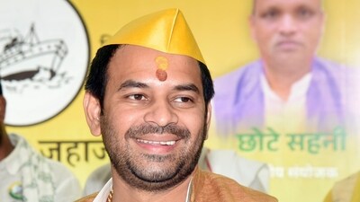 RJD's expelled leader Tej Pratap Yadav, during a press conference as he announces an alliance with the Vikas Vanchit Insan Party (VVIP), in Patna on Tuesday. (ANI Photo) (Pappi Sharma) RJD's expelled leader Tej Pratap Yadav, during a press conference as he announces an alliance with the Vikas Vanchit Insan Party (VVIP), in Patna on Tuesday. (ANI Photo) (Pappi Sharma)