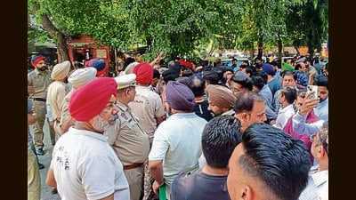 Additional police personnel were deployed after traders staged a protest outside Bachat Bhawan in Ludhiana on Sunday. (HT Photo) Additional police personnel were deployed after traders staged a protest outside Bachat Bhawan in Ludhiana on Sunday. (HT Photo)