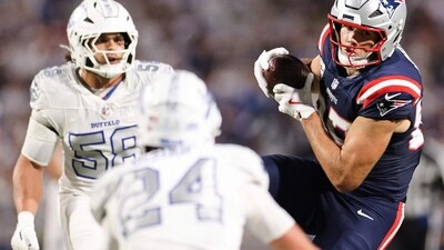 Hunter Henry of the New England Patriots catches a pass in the second quarter of the game against the Buffalo Bills. (Getty Images via AFP) Hunter Henry of the New England Patriots catches a pass in the second quarter of the game against the Buffalo Bills. (Getty Images via AFP)