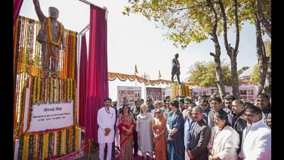 Himachal Pradesh chief minister Sukhvinder Singh Sukhu, Congress MPs Sonia Gandhi, Priyanka Gandhi Vadra and other leaders during the statue unveiling ceremony of former CM Virbhadra Singh in Shimla on Monday. (PTI Photo) Himachal Pradesh chief minister Sukhvinder Singh Sukhu, Congress MPs Sonia Gandhi, Priyanka Gandhi Vadra and other leaders during the statue unveiling ceremony of former CM Virbhadra Singh in Shimla on Monday. (PTI Photo)