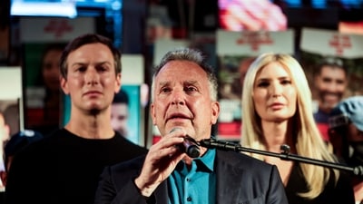 U.S. Special Envoy to the Middle East Steve Witkoff speaks at "Hostages square", flanked by Jared Kushner and Ivanka Trump, after a ceasefire between Israel and Hamas in Gaza went into effect, in Tel Aviv, Israel, October 11, 2025. REUTERS/Ronen Zvulun  TPX IMAGES OF THE DAY (REUTERS)