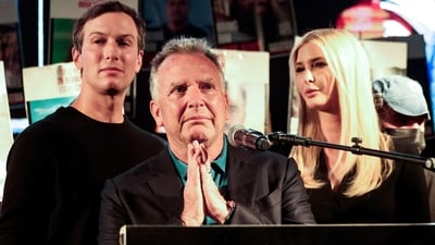 U.S. Special Envoy to the Middle East Steve Witkoff speaks at "Hostages square", flanked by Jared Kushner and Ivanka Trump, after a ceasefire between Israel and Hamas in Gaza went into effect, in Tel Aviv, Israel, October 11, 2025. REUTERS/Ronen Zvulun       TPX IMAGES OF THE DAY (REUTERS)