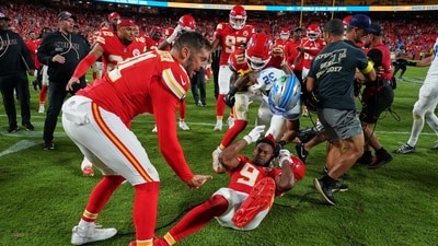 Detroit Lions defensive back Brian Branch (32) fights with Kansas City Chiefs wide receiver JuJu Smith-Schuster (9) while be held back by Chiefs' James Winchester, left, and Isiah Pacheco (10) following an NFL football game Sunday, Oct. 12, 2025, in Kansas City, Mo. (AP) Detroit Lions defensive back Brian Branch (32) fights with Kansas City Chiefs wide receiver JuJu Smith-Schuster (9) while be held back by Chiefs' James Winchester, left, and Isiah Pacheco (10) following an NFL football game Sunday, Oct. 12, 2025, in Kansas City, Mo. (AP)