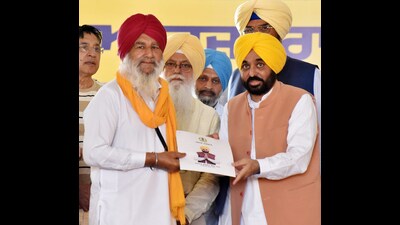 Punjab CM Bhagwant Mann distributes compensation to the flood victims in Amritsar on Monday. (ANI) Punjab CM Bhagwant Mann distributes compensation to the flood victims in Amritsar on Monday. (ANI)