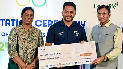 Sports minister Mansukh Mandaviya (R) presents a ₹10 lakh cheque to India hockey captain Harmanpreet Singh (C). IOA president PT Usha also present. (ANI) Sports minister Mansukh Mandaviya (R) presents a ₹10 lakh cheque to India hockey captain Harmanpreet Singh (C). IOA president PT Usha also present. (ANI)