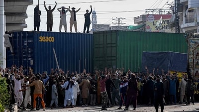 TOPSHOT - Activists of the Tehreek-e-Labbaik Pakistan (TLP) party shout slogans near their party headquarters, as authorities blocked the road with shipping containers, in Lahore on October 9, 2025, ahead of their pro-Palestinian march towards Islamabad. (Photo by Arif ALI / AFP) (AFP) TOPSHOT - Activists of the Tehreek-e-Labbaik Pakistan (TLP) party shout slogans near their party headquarters, as authorities blocked the road with shipping containers, in Lahore on October 9, 2025, ahead of their pro-Palestinian march towards Islamabad. (Photo by Arif ALI / AFP) (AFP)