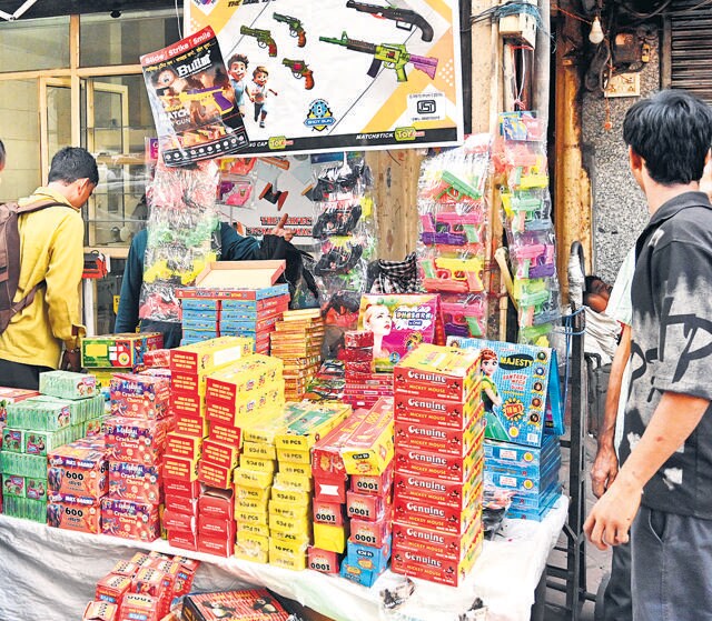 Markets are witnessing huge crowds of shoppers ahead of Diwali while firecrackers are also being sold openly. (Sonu Mehta/HT) Markets are witnessing huge crowds of shoppers ahead of Diwali while firecrackers are also being sold openly. (Sonu Mehta/HT)