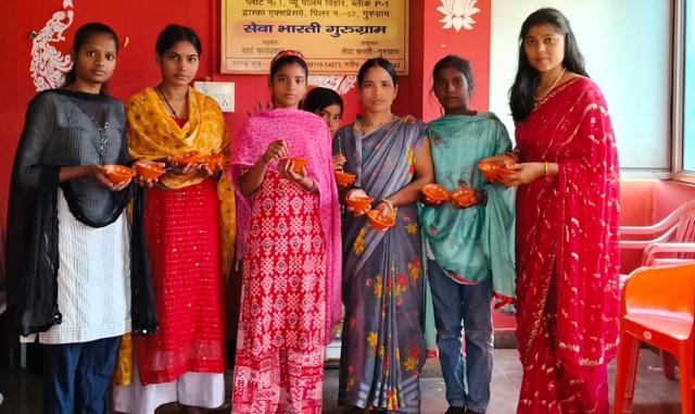 From sewing to diya-making, Seva Bharati’s Kendras nurture self-reliance among women; each diya sold brings income and independence to participants. (HT Photo) From sewing to diya-making, Seva Bharati’s Kendras nurture self-reliance among women; each diya sold brings income and independence to participants. (HT Photo)