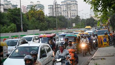 Commuters using the Millennium City Centre underpass said it now takes them up to 10 minutes to exit during rush hours. (Parveen Kumar/HT Photo) Commuters using the Millennium City Centre underpass said it now takes them up to 10 minutes to exit during rush hours. (Parveen Kumar/HT Photo)