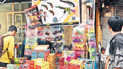 Firecrackers been sold at a market in Delhi. (Sonu Mehta/HT Photo) Firecrackers been sold at a market in Delhi. (Sonu Mehta/HT Photo)