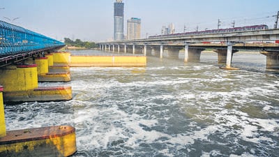 Froth on Yamuna near Kalindi Kunj on Tuesday. (Sunil Ghosh/HT Photo) Froth on Yamuna near Kalindi Kunj on Tuesday. (Sunil Ghosh/HT Photo)