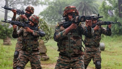 সেইসঙ্গে তিনি জানিয়েছেন, সন্ত্রাসবাদের বিরুদ্ধে ভারতের কৌশলের আমূল পরিবর্তন হয়েছে। প্রধানমন্ত্রী নরেন্দ্র মোদী সেই বিষয়টি নিয়ে কথা বলেছেন। সন্ত্রাসবাদকে ‘অ্যাক্ট অফ ওয়ার’ বলে উল্লেখ করেছেন প্রধানমন্ত্রী। আর সেটার যোগ্য জবাব দেওয়া হবে। ভারত পরমাণু হুমকির কাছে মাথানত করবে না। জঙ্গি এবং জঙ্গিদের মদত প্রদানকারীদের মধ্যে কোনওরকম ফারাক করা হবে না বলেও সাফ করে দিয়েছেন। (ছবিটি প্রতীকী) সেইসঙ্গে তিনি জানিয়েছেন, সন্ত্রাসবাদের বিরুদ্ধে ভারতের কৌশলের আমূল পরিবর্তন হয়েছে। প্রধানমন্ত্রী নরেন্দ্র মোদী সেই বিষয়টি নিয়ে কথা বলেছেন। সন্ত্রাসবাদকে ‘অ্যাক্ট অফ ওয়ার’ বলে উল্লেখ করেছেন প্রধানমন্ত্রী। আর সেটার যোগ্য জবাব দেওয়া হবে। ভারত পরমাণু হুমকির কাছে মাথানত করবে না। জঙ্গি এবং জঙ্গিদের মদত প্রদানকারীদের মধ্যে কোনওরকম ফারাক করা হবে না বলেও সাফ করে দিয়েছেন। (ছবিটি প্রতীকী)