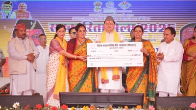 Chief Minister Pushkar Singh Dhami and Cooperation Minister Dr Dhan Singh Rawat presenting cheques to women’s self-help groups during the Cooperative Fair in Srinagar, Pauri Garhwal. Chief Minister Pushkar Singh Dhami and Cooperation Minister Dr Dhan Singh Rawat presenting cheques to women’s self-help groups during the Cooperative Fair in Srinagar, Pauri Garhwal.