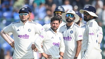 Kuldeep Yadav of India along with Shubman Gill and Mohammed Siraj waiting for the empire decision (Sanchit Khanna/Hindustan Times) Kuldeep Yadav of India along with Shubman Gill and Mohammed Siraj waiting for the empire decision (Sanchit Khanna/Hindustan Times)