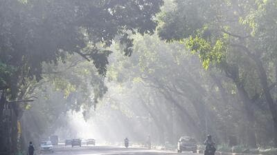 The city’s average 24-hour air quality index (AQI) hit 211 at 4pm on Tuesday, according to the Central Pollution Control Board’s (CPCB) daily bulletin. (Arvind Yadav/HT)