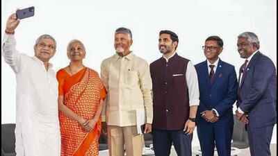 Union information and broadcasting minister Ashwini Vaishnaw, finance minister Nirmala Sitharaman, Andhra Pradesh chief minister N. Chandrababu Naidu, Google Cloud CEO Thomas Kurian and others pose for a selfie during an event where the state government signed an MoU with Google for the Vizag Google AI Hub, in New Delhi on Tuesday. (@ncbn)
