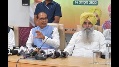 Union minister for agriculture Shivraj Singh Chouhan and Punjab agriculture minister Gurmeet Singh Khudian in Ludhiana on Tuesday. (Manish/HT) Union minister for agriculture Shivraj Singh Chouhan and Punjab agriculture minister Gurmeet Singh Khudian in Ludhiana on Tuesday. (Manish/HT)