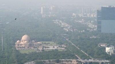 A view of skyscrapers covered in haze due to rising air pollution levels in the Delhi-NCR region. (Sunil Ghosh / Hindustan Times) A view of skyscrapers covered in haze due to rising air pollution levels in the Delhi-NCR region. (Sunil Ghosh / Hindustan Times)