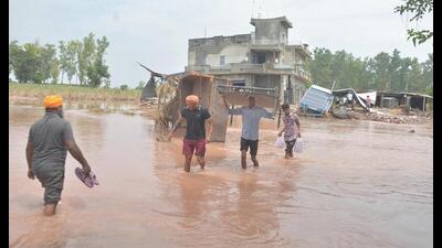 A collapsed house at a flooded village in Ramdas of Amritsar (Sameer Sehgal/HT)