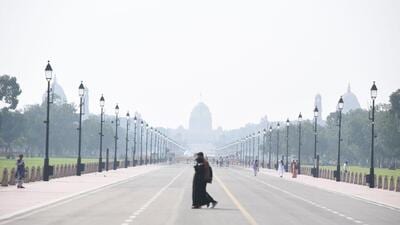A thin layer of smog engulfs Kartavya Path in New Delhi. (ANI) A thin layer of smog engulfs Kartavya Path in New Delhi. (ANI)