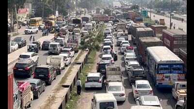 A traffic jam on the Jalandhar bypass due to the protest in Ludhiana on Wednesday. (Manish/HT) A traffic jam on the Jalandhar bypass due to the protest in Ludhiana on Wednesday. (Manish/HT)