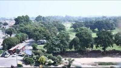Among the residential plots sold, a 430 square yards site in Sector 68 went for ₹8.86 crore against a reserve price of ₹8.32 crore. (HT Photo for representation) Among the residential plots sold, a 430 square yards site in Sector 68 went for ₹8.86 crore against a reserve price of ₹8.32 crore. (HT Photo for representation)