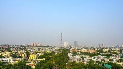 As per the Central Pollution Control Board data, in Noida, the AQI rose from 251 (poor) on Tuesday to 318 (very poor) on Wednesday. (Sunil Ghosh/HT Photo)
