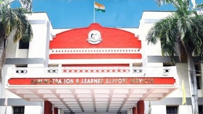 <p>డిగ్రీ ప్రవేశాలకు ఇంటర్ పూర్తి చేసి ఉండాలి. పోస్ట్ గ్రాడ్యూయేషన్ కోర్సుల్లో ఎంఏ, ఎమ్మెస్సీ, ఎంకామ్ ఉన్నాయి. ఈ కోర్సుల్లో చేరాలంటే గ్రాడ్యూయేషన్ పూర్తి చేసి ఉండాలి. ఇవి కూడా తెలుగు, ఇంగ్లీష్ మీడియాల్లో ఉన్నాయి. సెమిస్టర్ విధానంలో పరీక్షలు ఉంటాయి. </p> <p>డిగ్రీ ప్రవేశాలకు ఇంటర్ పూర్తి చేసి ఉండాలి. పోస్ట్ గ్రాడ్యూయేషన్ కోర్సుల్లో ఎంఏ, ఎమ్మెస్సీ, ఎంకామ్ ఉన్నాయి. ఈ కోర్సుల్లో చేరాలంటే గ్రాడ్యూయేషన్ పూర్తి చేసి ఉండాలి. ఇవి కూడా తెలుగు, ఇంగ్లీష్ మీడియాల్లో ఉన్నాయి. సెమిస్టర్ విధానంలో పరీక్షలు ఉంటాయి. </p>