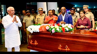 Kerala Governor Rajendra Arlekar pays tribute to former PM of Kenya Raila Odinga, in Kochi on Wednesday. (PTI)