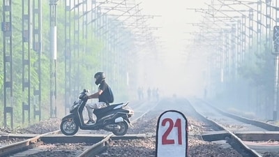 Gram it: Morning smog has started covering Delhi as is seen in this photo clicked at the railway tracks in Dwarka recently. The city’s average 24-hour air quality index (AQI) hit 211 at 4pm on Tuesday, according to the Central Pollution Control Board’s (CPCB) daily bulletin. (Photo: Vipin Kumar/HT)
