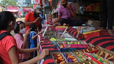 Pune, India - Nov. 2, 2021: Picture for representational purpose - People purchasing fire crackers at a stall behind Bharati Vidyapeeth ahead of Diwali (Nadeem Inamdar story) in Pune, India, on Tuesday, November 2, 2021. (Photo by Ravindra Joshi/HT PHOTO) Pune, India - Nov. 2, 2021: Picture for representational purpose - People purchasing fire crackers at a stall behind Bharati Vidyapeeth ahead of Diwali (Nadeem Inamdar story) in Pune, India, on Tuesday, November 2, 2021. (Photo by Ravindra Joshi/HT PHOTO)