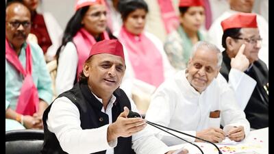 Samajwadi Party president Akhilesh Yadava addressing reporters at the party office in Lucknow on Wednesday. (HT )
