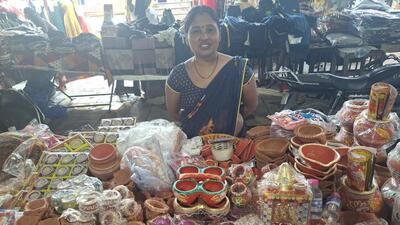 The popular Sector 18 market is witnessing a massive surge in crowds, with stalls overflowing onto the road at places. (Asmita Seth/HT Photos) The popular Sector 18 market is witnessing a massive surge in crowds, with stalls overflowing onto the road at places. (Asmita Seth/HT Photos)