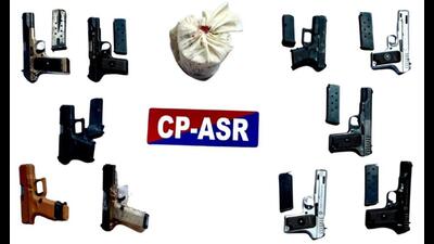 The recovered weapons include four 9MM Glock pistols and six .30-bore pistols (HT Photo) The recovered weapons include four 9MM Glock pistols and six .30-bore pistols (HT Photo)