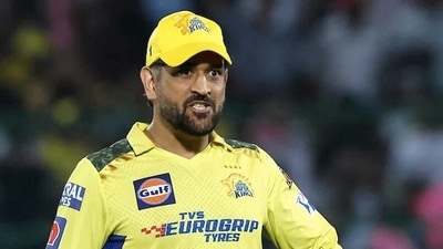 MS Dhoni isn't too phone-friendly (BCCI) MS Dhoni isn't too phone-friendly (BCCI)