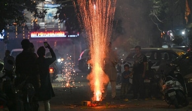 Several Delhiites have been overjoyed at the thought of being able to burst crackers this Diwali, without worrying about any legal implications. (Photo: Sanchit Khanna/HT (For representational purposes only)