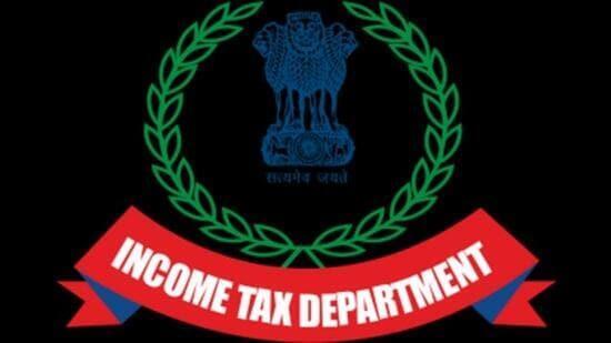 The accused allegedly obstructing the income tax search operations at their residential and business premises. (HT Photo)