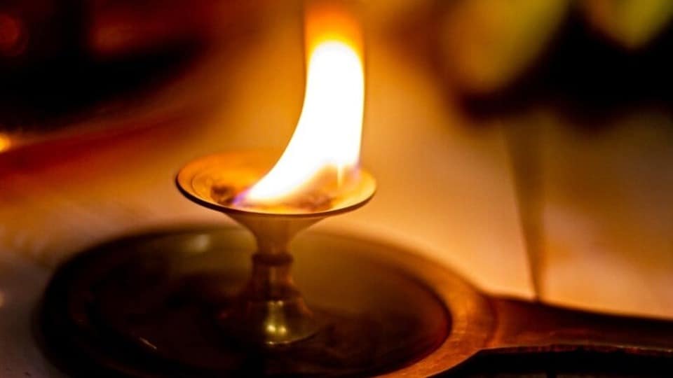 <p>వాస్తు దోషం: ఇంట్లో అంతరాయం కలిగించడానికి కారణం ఇంటి యొక్క దిక్కులు లేదా ఇంటి నిర్మాణం వాస్తు నిబంధనలకు విరుద్ధంగా ఉన్నప్పుడు వాస్తు దోషం ఏర్పడుతుంది. ఉదా: ఈశాన్యంలో టాయిలెట్లు లేదా చెత్తాచెదారం. ఇది కుటుంబ కలహాలు, ఆరోగ్య సమస్యలు మరియు ఆర్థిక నష్టానికి కారణమవుతుంది. ప్రతికూల శక్తి ప్రవాహం పెరగడం వల్ల ఇంటి వాతావరణం ఉద్రిక్తంగా మారుతుంది. కర్పూరం ఈ ప్రతికూల శక్తిని తొలగిస్తుంది. సానుకూల శక్తిని పెంపొందిస్తుంది, కుటుంబానికి శాంతిని అందిస్తుంది.</p>