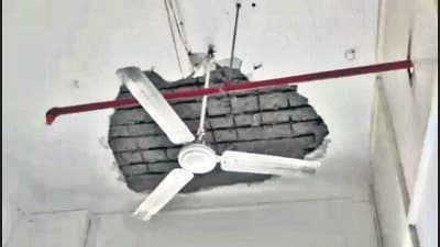 Ceiling plaster collapses on doctor at GT Hospital; PWD launches probe Ceiling plaster collapses on doctor at GT Hospital; PWD launches probe