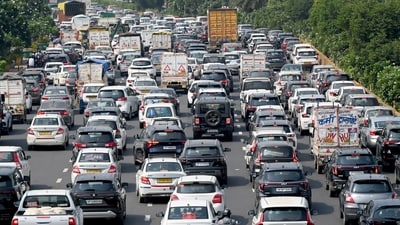 A view of heavy traffic jams on Noida Expressway from Greater Noida to Delhi on Thursday (Sunil Ghosh/HT Photo) A view of heavy traffic jams on Noida Expressway from Greater Noida to Delhi on Thursday (Sunil Ghosh/HT Photo)