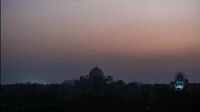A blanket of smog shrouds Humayun’s Tomb in New Delhi on Thursday. (Sanjeev Verma/HT) A blanket of smog shrouds Humayun’s Tomb in New Delhi on Thursday. (Sanjeev Verma/HT)