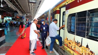 <p>రేణిగుంట నుంచి షురూ అయ్యే ఈ ప్రయాణం…. గూడూరు, నెల్లూరు, ఒంగోలు, చీరాల, తెనాలి జంక్షన్, విజయవాడ, ఖమ్మం, కాజీపేట్, సికింద్రాబాద్ జంక్షన్, నిజామాబాద్ జంక్షన్, హజూర్ సాహెబ్ నాందేడ్, పూర్ణా జంక్షన్ మీదుగా సాగుతుంది. ఆయా స్టేషన్లలో కూడా ట్రైన్ ఎక్కొచ్చు. </p> <p>రేణిగుంట నుంచి షురూ అయ్యే ఈ ప్రయాణం…. గూడూరు, నెల్లూరు, ఒంగోలు, చీరాల, తెనాలి జంక్షన్, విజయవాడ, ఖమ్మం, కాజీపేట్, సికింద్రాబాద్ జంక్షన్, నిజామాబాద్ జంక్షన్, హజూర్ సాహెబ్ నాందేడ్, పూర్ణా జంక్షన్ మీదుగా సాగుతుంది. ఆయా స్టేషన్లలో కూడా ట్రైన్ ఎక్కొచ్చు. </p>